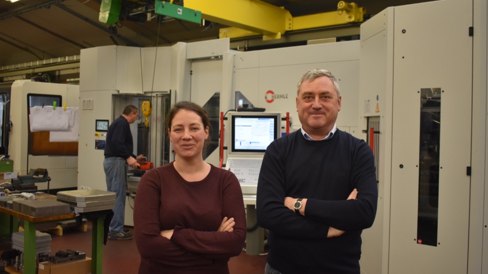 Ann-Sofie Denoo en vader Rik Denoo voor het nieuwe C400-bewerkingscentrum van Hermle