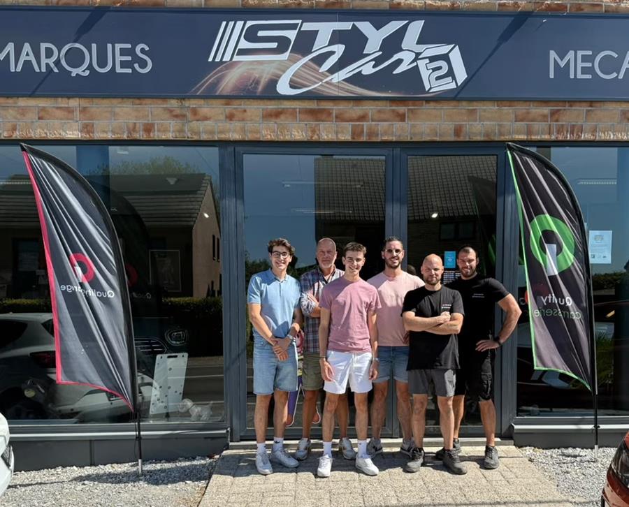 Het team van Garage Stylcar² in Florennes. V.l.n.r.: Hugo, Vincent, Alex, Lucas, Julien, chef carrosserie, en Stéphane, chef mechanica. Na vijf jaar binnen Qualitygarage sluit het familiebedrijf nu ook aan bij Qualitycarrosserie