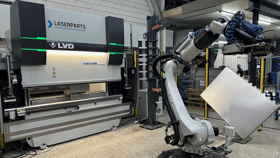 Met de nieuwe zetrobot vormt ook seriematig zetwerk geen bottleneck meer in de capaciteit van Laserparts