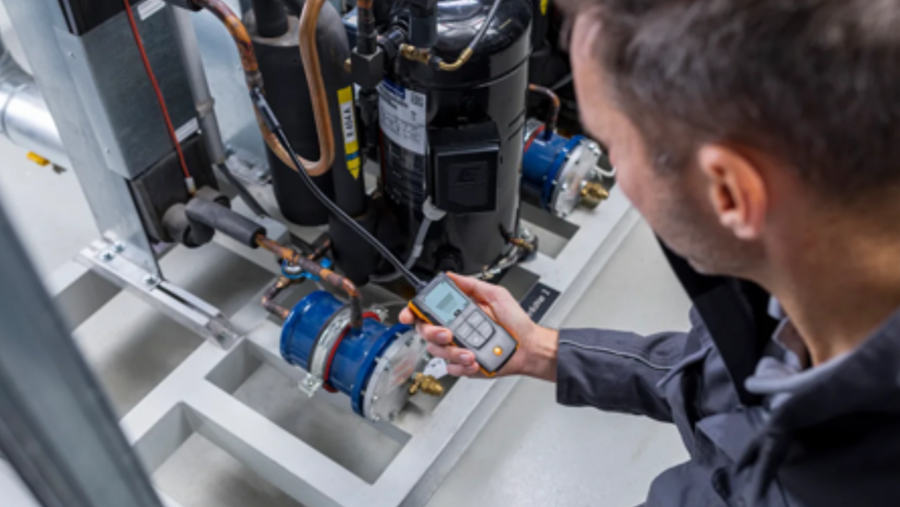 Lekdetectie met Testo gaslekdetector aan een koelinstallatie