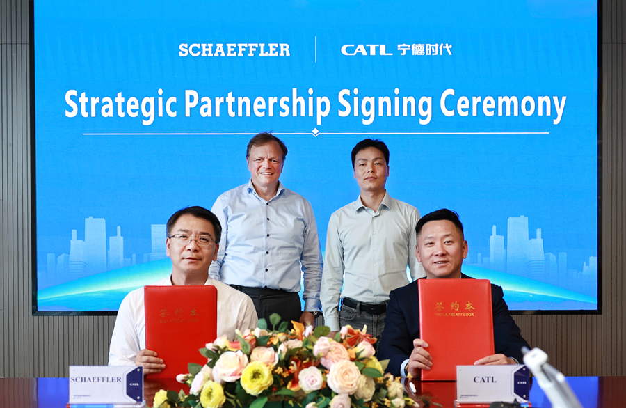 Schaeffler en CATL bezegelden hun strategische samenwerking rond batterijmanagementsystemen en geïntegreerde PowerBox-oplossingen. Vooraan v.l.n.r.: Xiangbin Chen, president e-mobility Schaeffler Greater China, en Oscar Luo, executive president en head of global business development bij CATL. Achteraan: Thomas Stierle, ceo e-mobility bij Schaeffler AG, en Bruce Li, executive president quality systems bij CATL. (Foto: CATL)