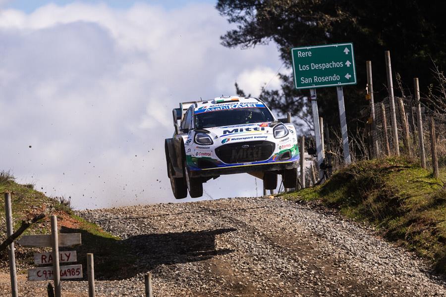 De Ford Puma Rally1 van M-Sport tijdens een rallyproef op onverhard wegdek