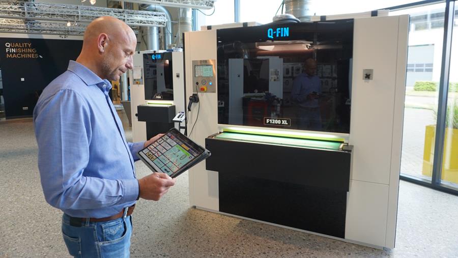 Accountmanager Patrick van Scherpenseel van Q-Fin demonstreert de mogelijkheden van SmartLink via een app op zijn tablet-pc