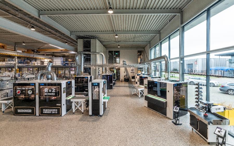 Via de glazen voorgevel valt het daglicht royaal naar binnen in de showroom