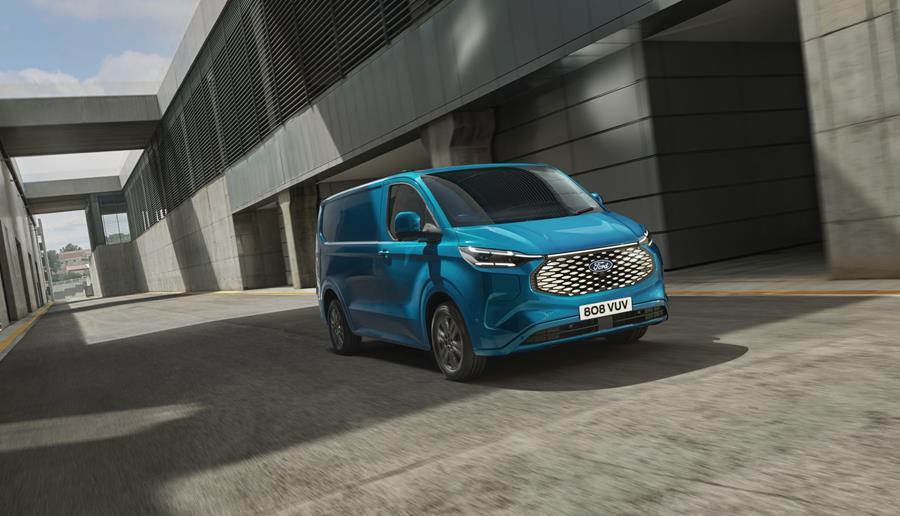 De volledig elektrische E-Transit Custom, die in de tweede helft van 2023 in productie wordt genomen, werd van nul af aan ontworpen om naadloos aan te sluiten bij het Ford Pro-ecosysteem