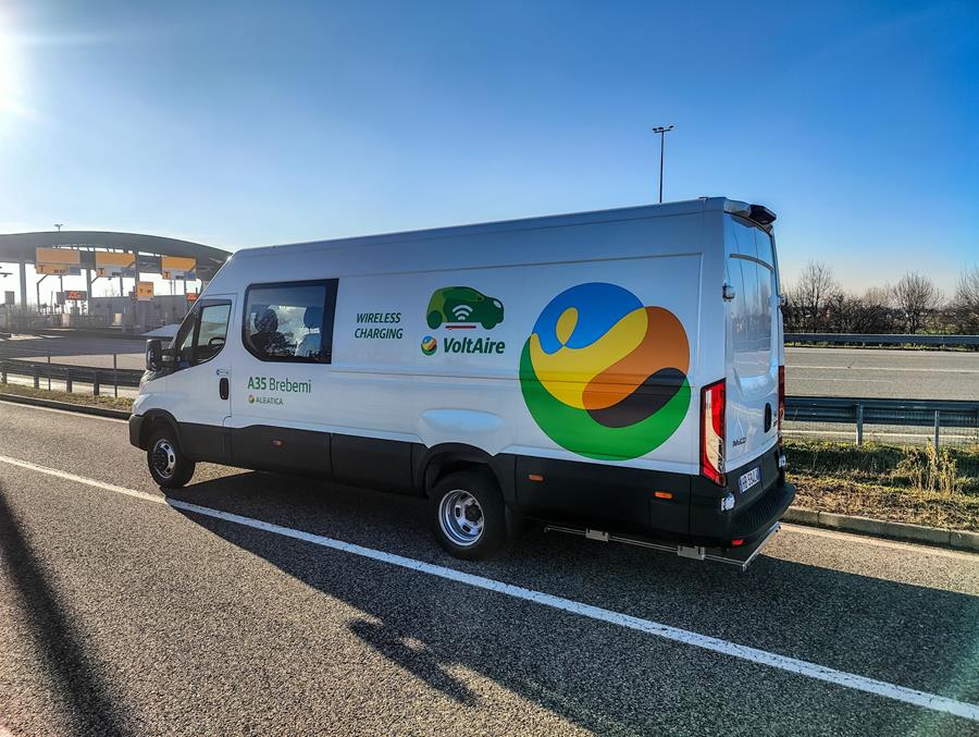 De elektrische IVECO eDaily werd uitgerust met een speciaal inductief laadsysteem dat communiceert met de draadloze laadinfrastructuur langs de snelweg