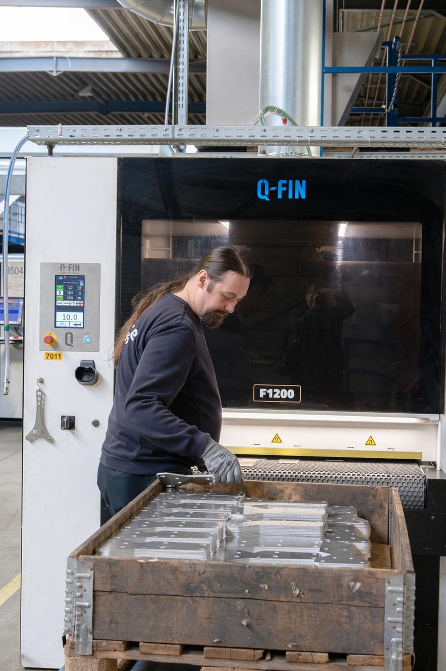 Q-Fin F1200 industriële afbraam- en afwerkingsmachine