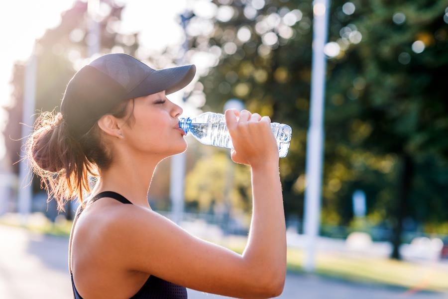 vrouw water sporten