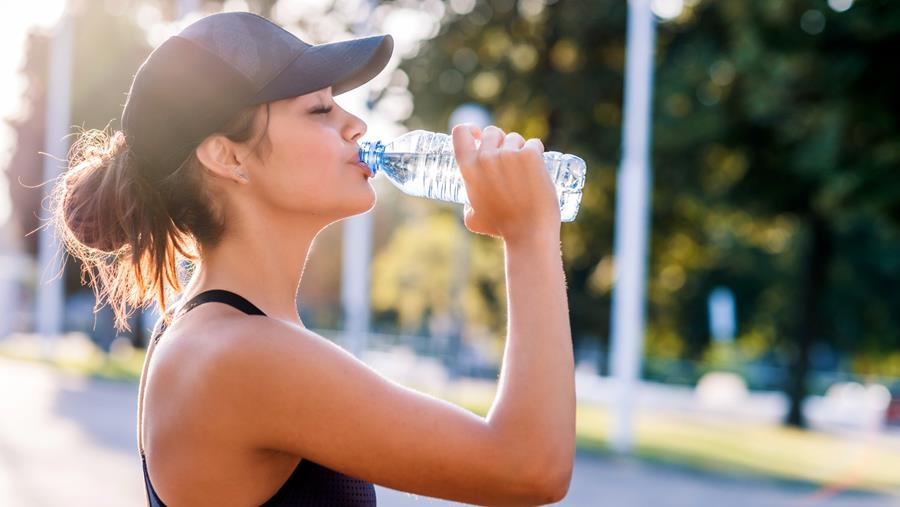 vrouw water sporten